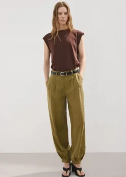 Short-sleeved t-shirt with shoulder