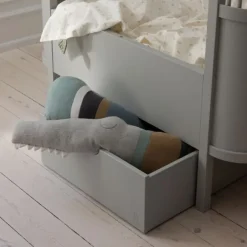 Strikket pude, Sleepy Croc, dusty blue mix